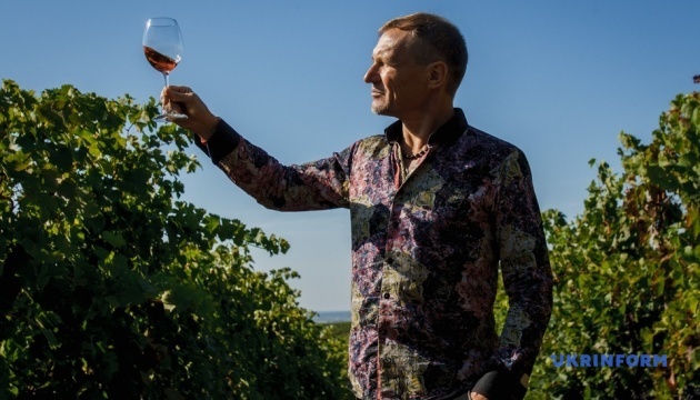 Известный украинский певец Олег Скрипка, который занялся виноделием, изготовил два вида вина из урожая закарпатских виноградников и планирует продавать его под брендом Страна грез